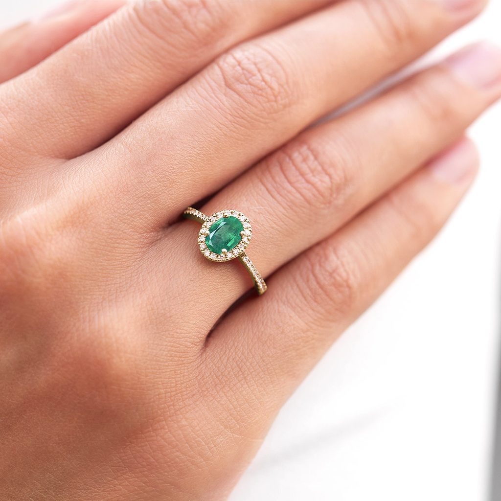 Ring mit ovalem Smaragd und Diamanten in Gold | KLENOTA