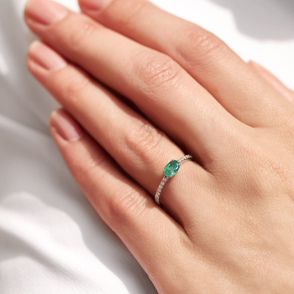 Green Emerald Ring with Diamonds in White Gold | KLENOTA