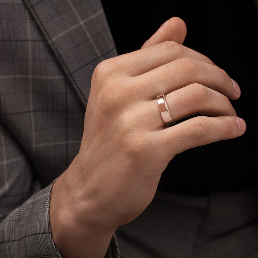 Modern men's ring in rose gold | KLENOTA