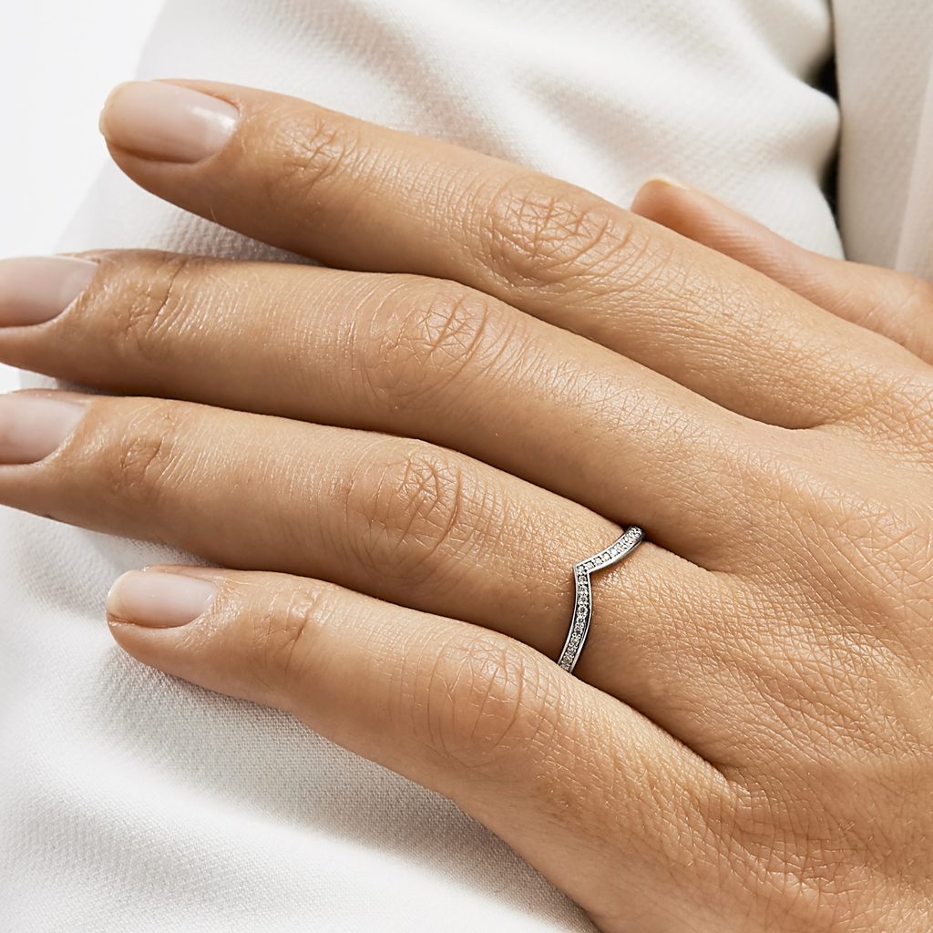 Bague de mariage Chevron en or blanc avec diamants | KLENOTA