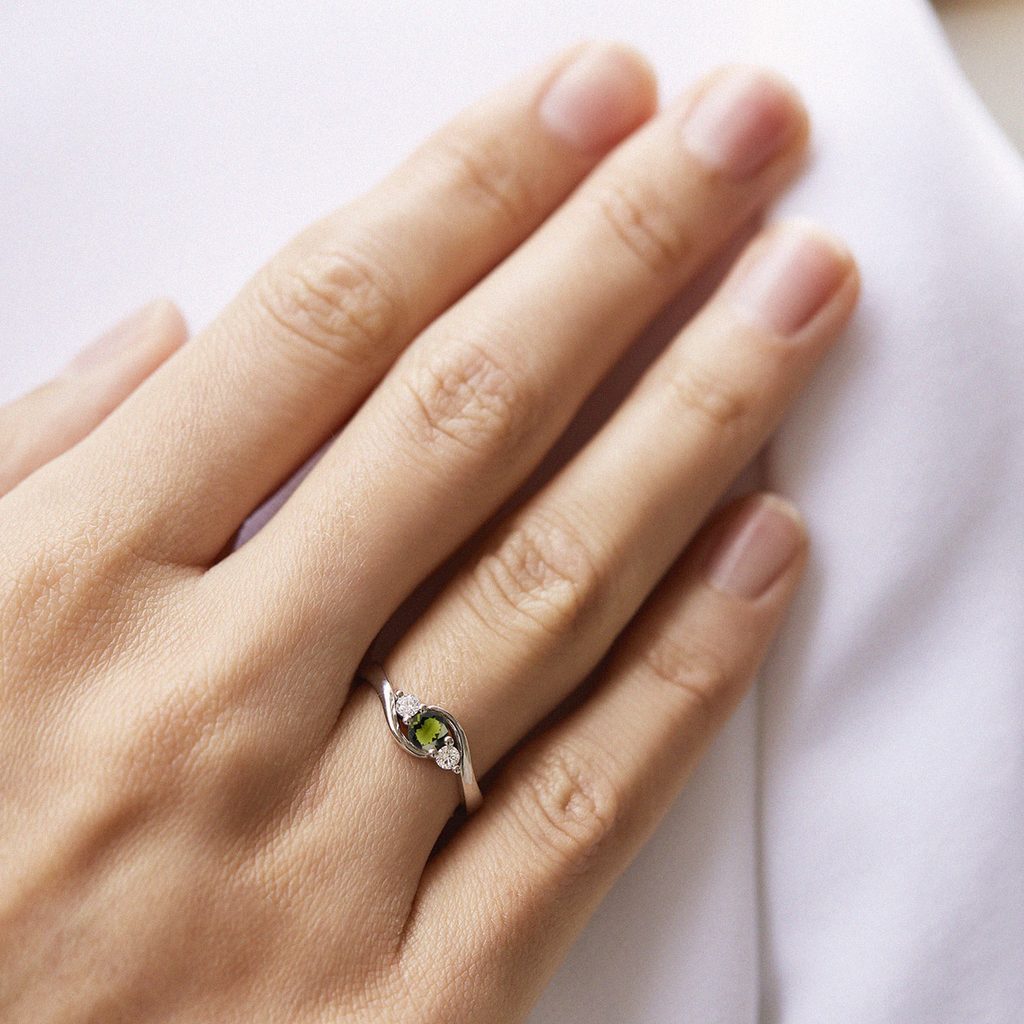 Prsten s vltavínem a diamanty v bílém zlatě | KLENOTA