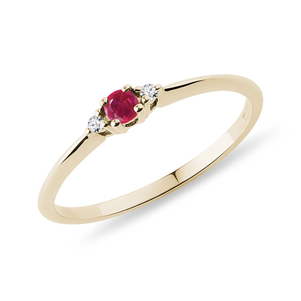 Jemný zlatý prsteň s rubínom a diamantmi | KLENOTA