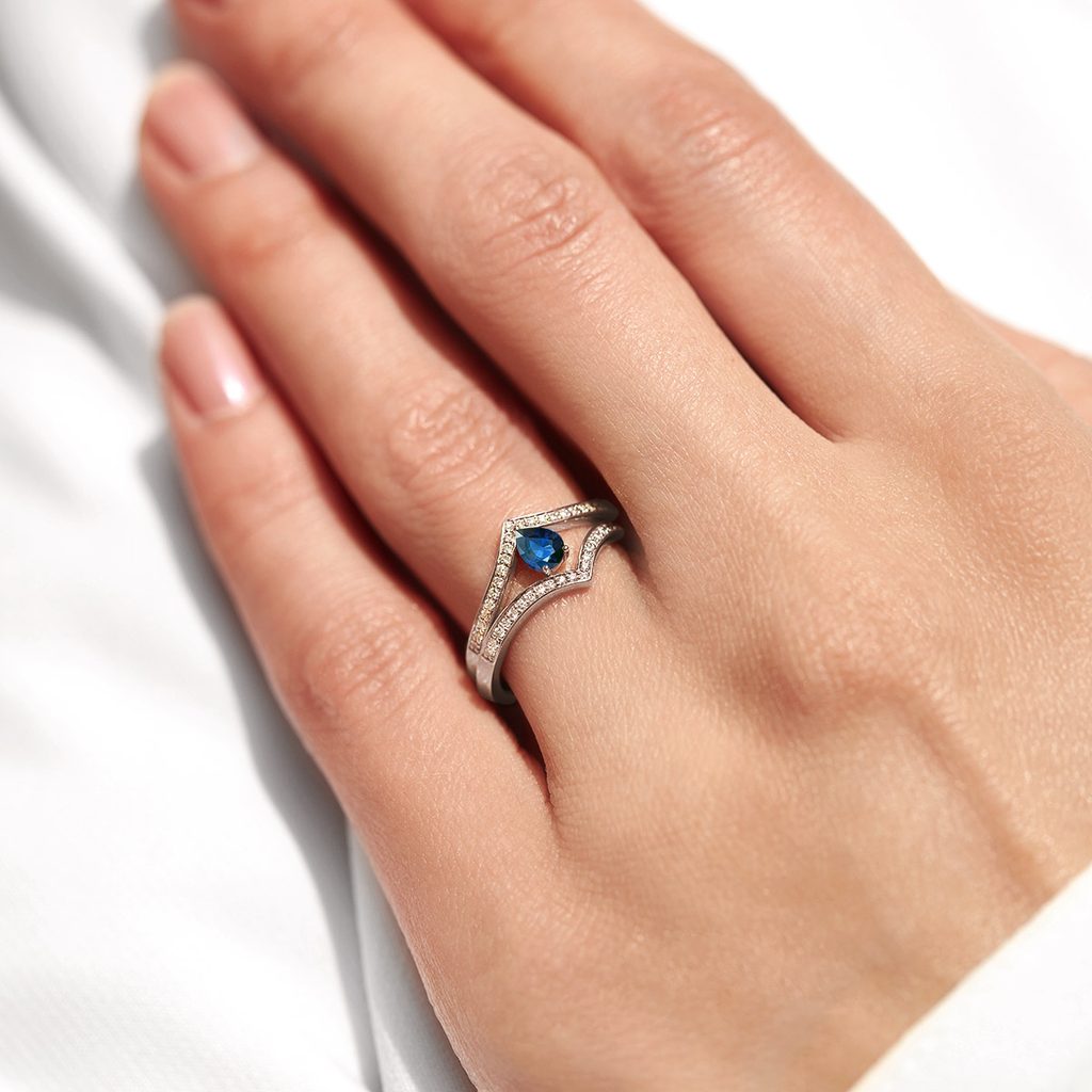 Sapphire and diamond ring set in white gold | KLENOTA