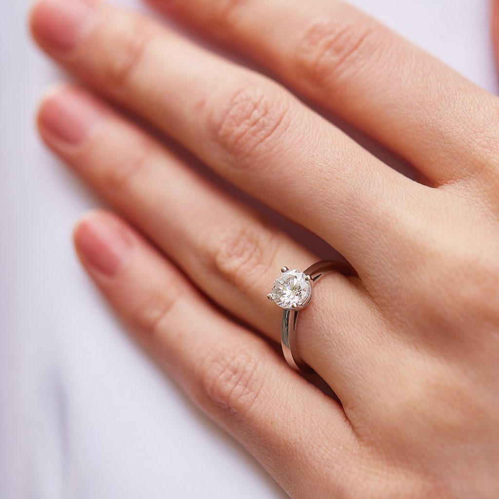 1 ct diamond engagement ring in white gold | KLENOTA