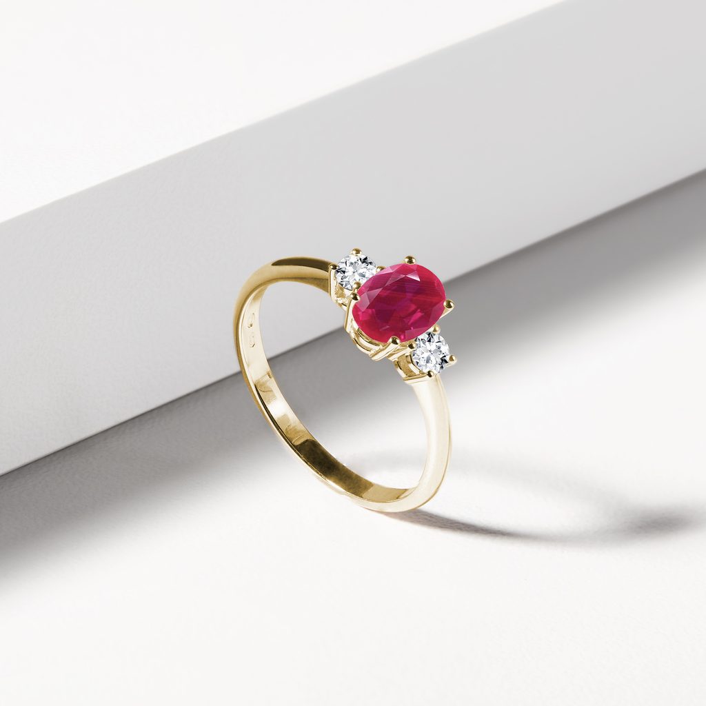 Gold Ring with Oval Ruby ​​and Diamonds | KLENOTA