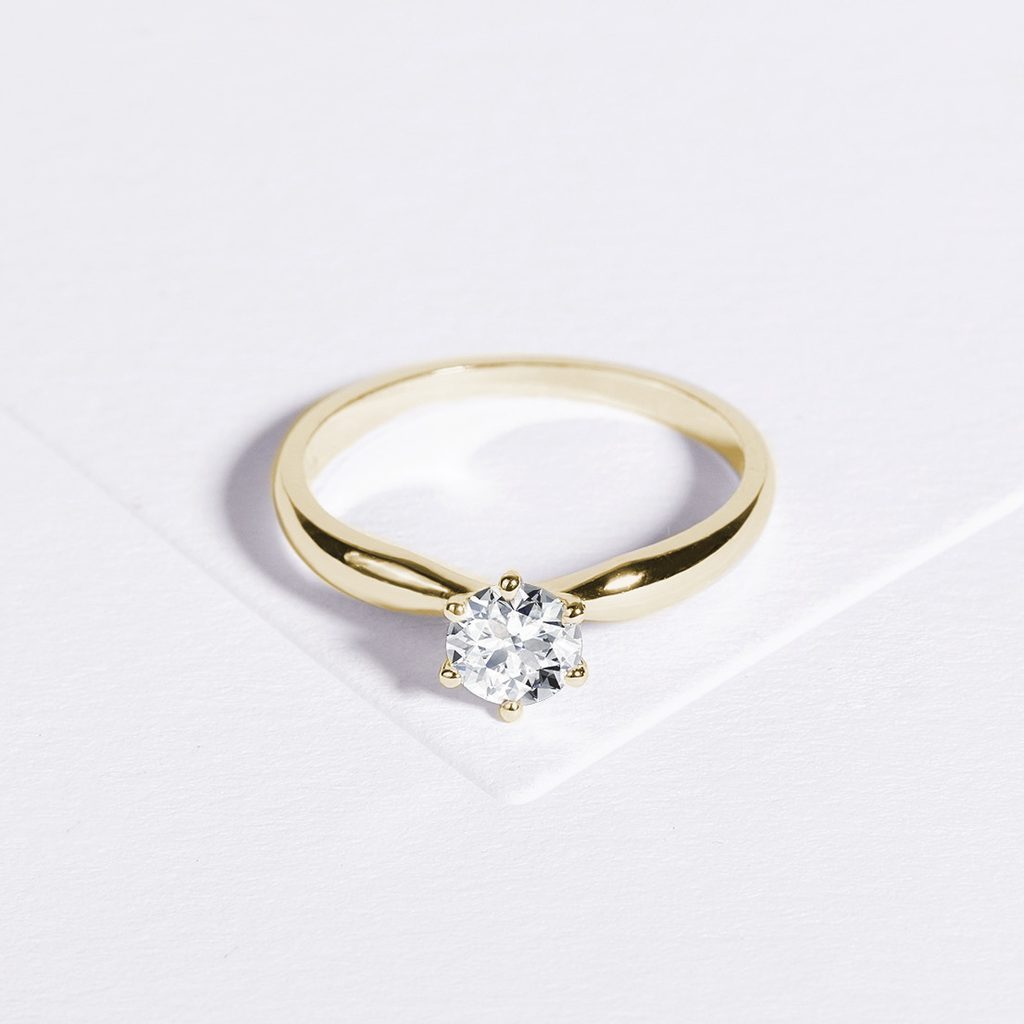 Minimalist Engagement Ring in Yellow Gold with Brilliant | KLENOTA