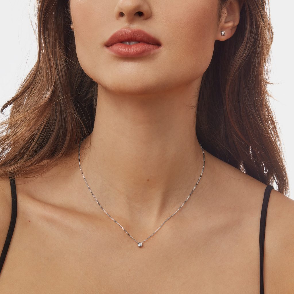 Minimalist diamond necklace in white gold | KLENOTA