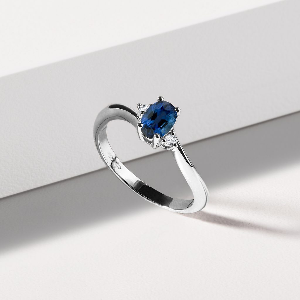 Sapphire Ring with Diamonds in Gold | KLENOTA