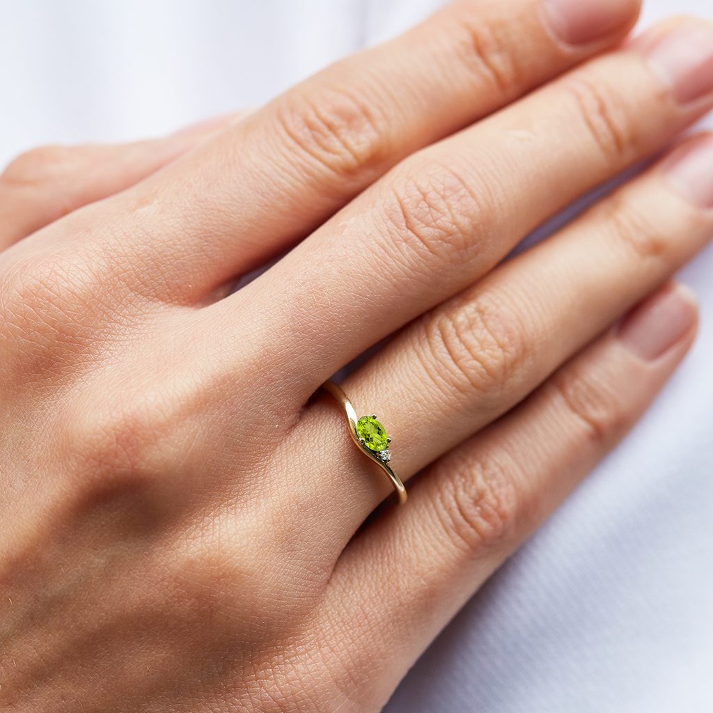 Oval peridot and diamond ring with in gold | KLENOTA