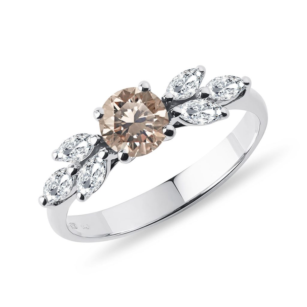 Úchvatný prsten s champagne diamantem v bílém 14k zlatě | KLENOTA