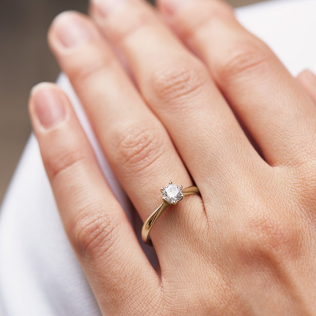 Classic engagement diamond ring in gold | KLENOTA