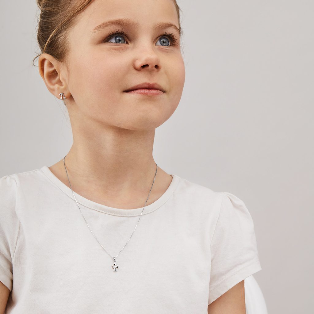 Detský náhrdelník v tvare anjela z bieleho zlata s diamantom | KLENOTA