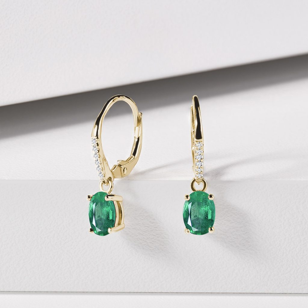 Boucles d'oreilles pendantes avec duo d'émeraudes et diamants | KLENOTA