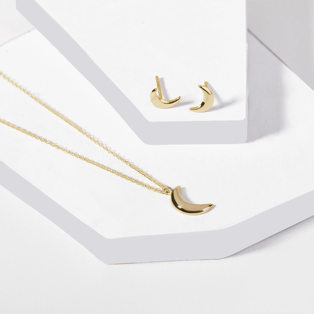 Moon-shaped earrings in gold | KLENOTA