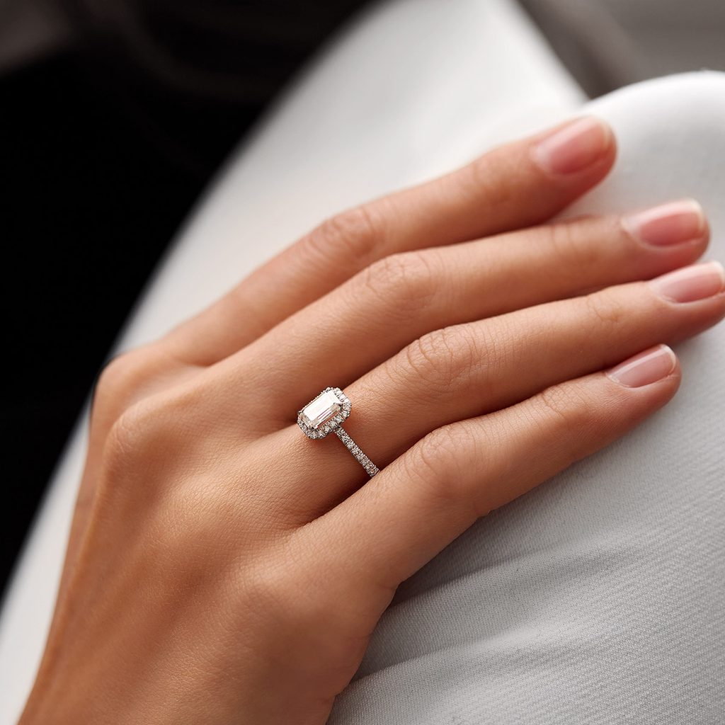 Emerald cut diamond engagement ring in white gold | KLENOTA