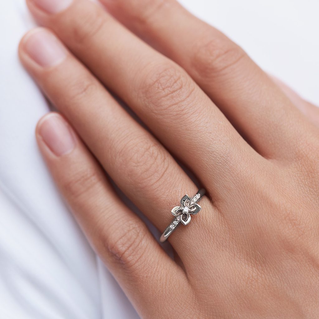 Flower shaped diamond ring in white gold | KLENOTA
