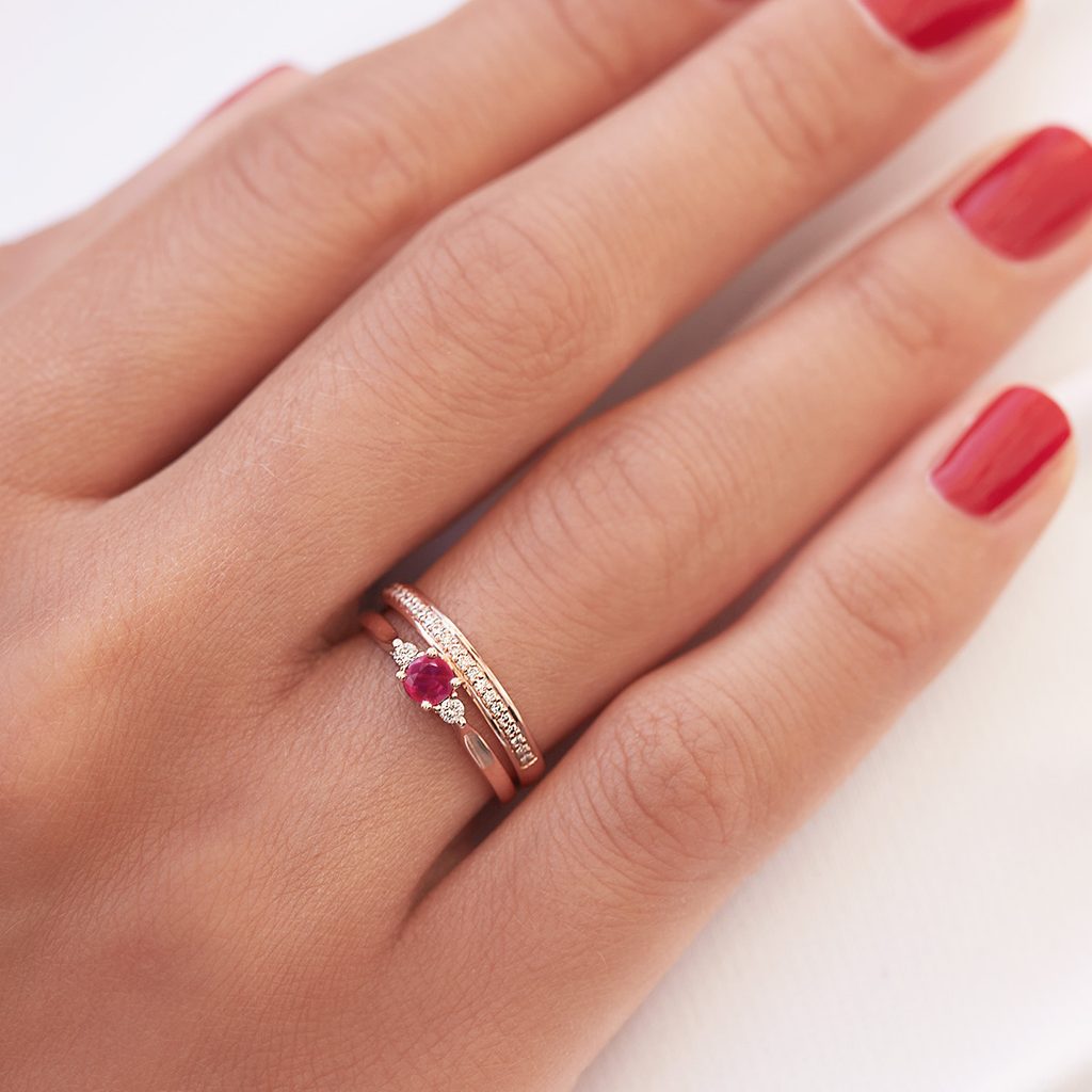 Klassischer Ring aus Roségold mit Rubin und Diamanten | KLENOTA