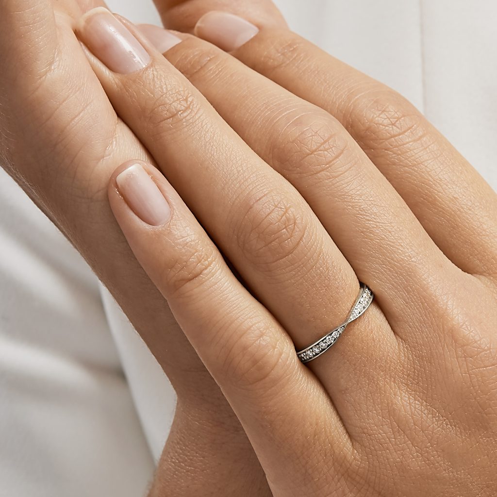 Snubní prsten bílé zlato s diamanty | KLENOTA