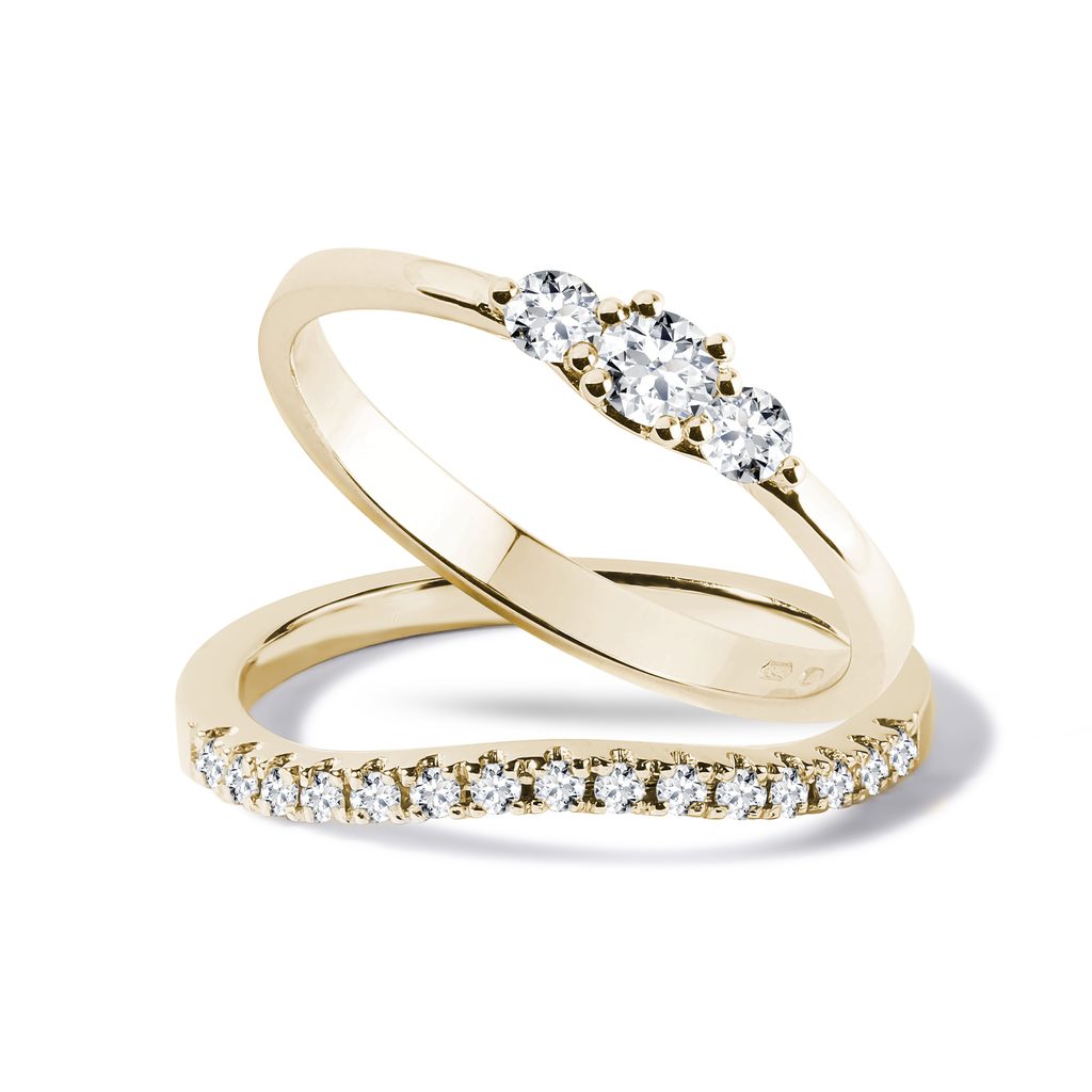 Minimalistyczny zestaw: pierścionek zaręczynowy z trzema diamentami i  obrączka z żółtego złota | KLENOTA
