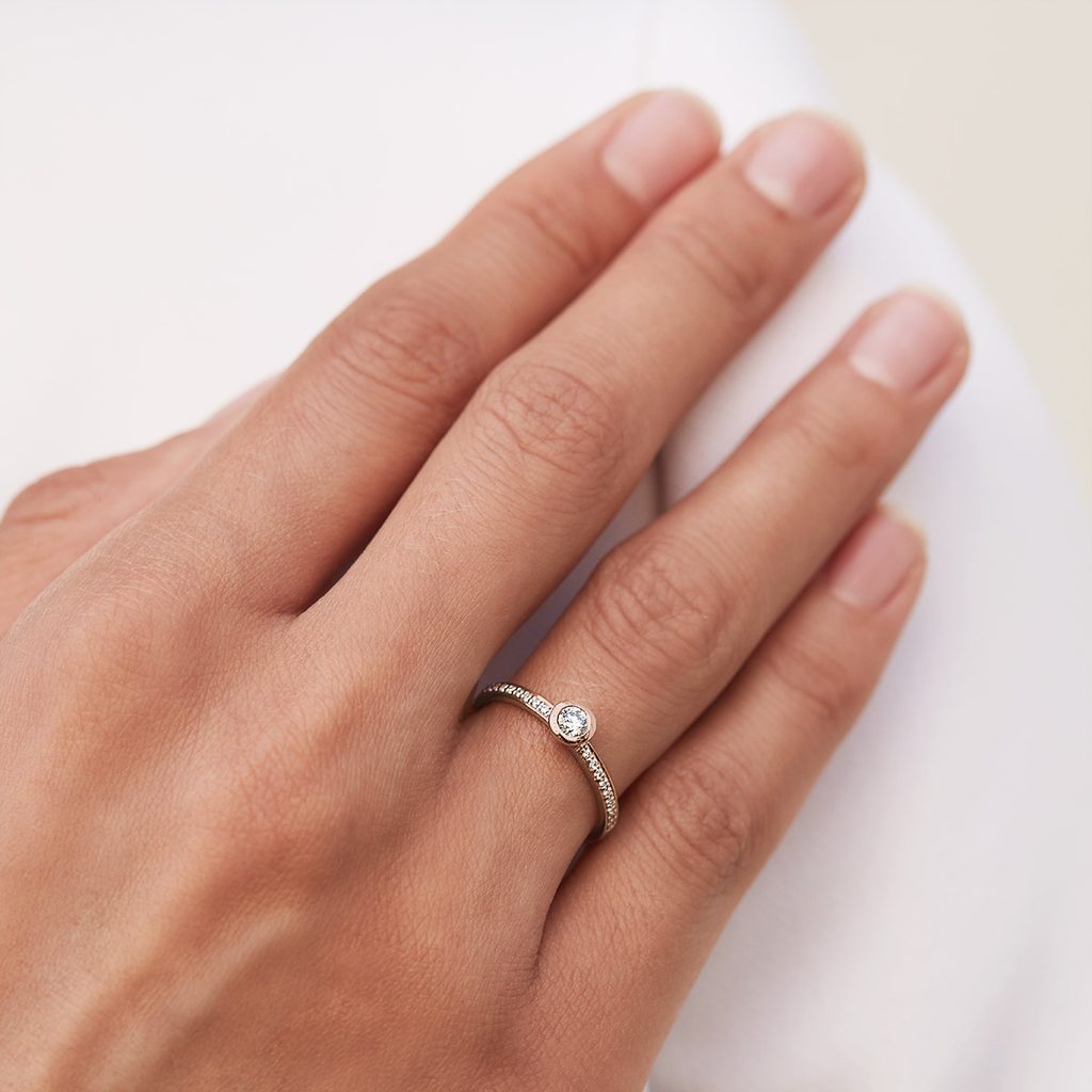 Bezel-set diamond engagement ring in rose gold | KLENOTA