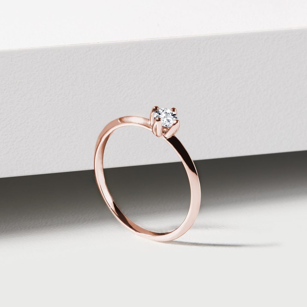 Tenký prsteň z ružového zlata s briliantom | KLENOTA