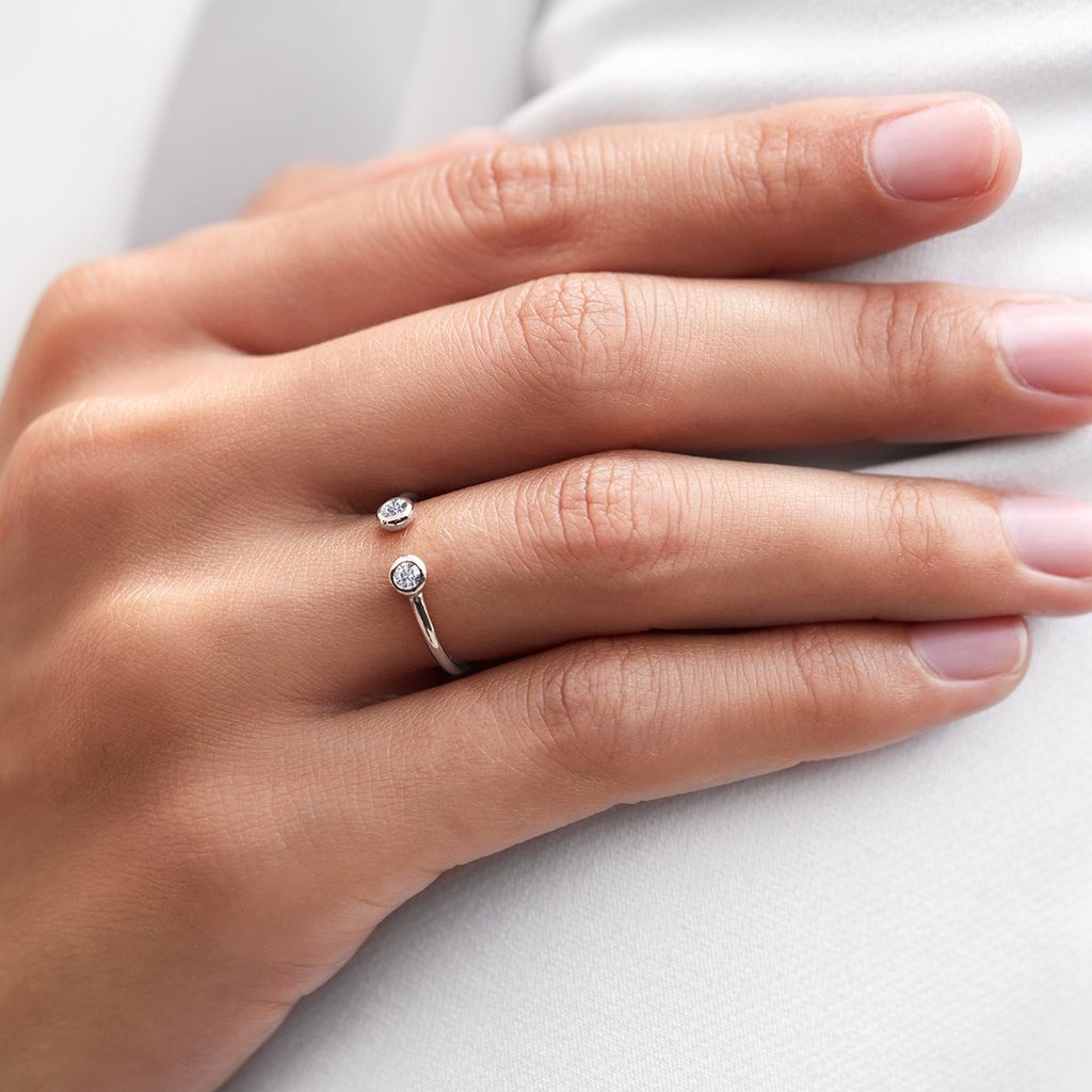 Otvorený prsteň s bezel diamantmi z bieleho zlata | KLENOTA