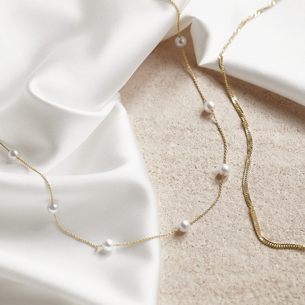 Modern pearl chain necklace in yellow gold | KLENOTA