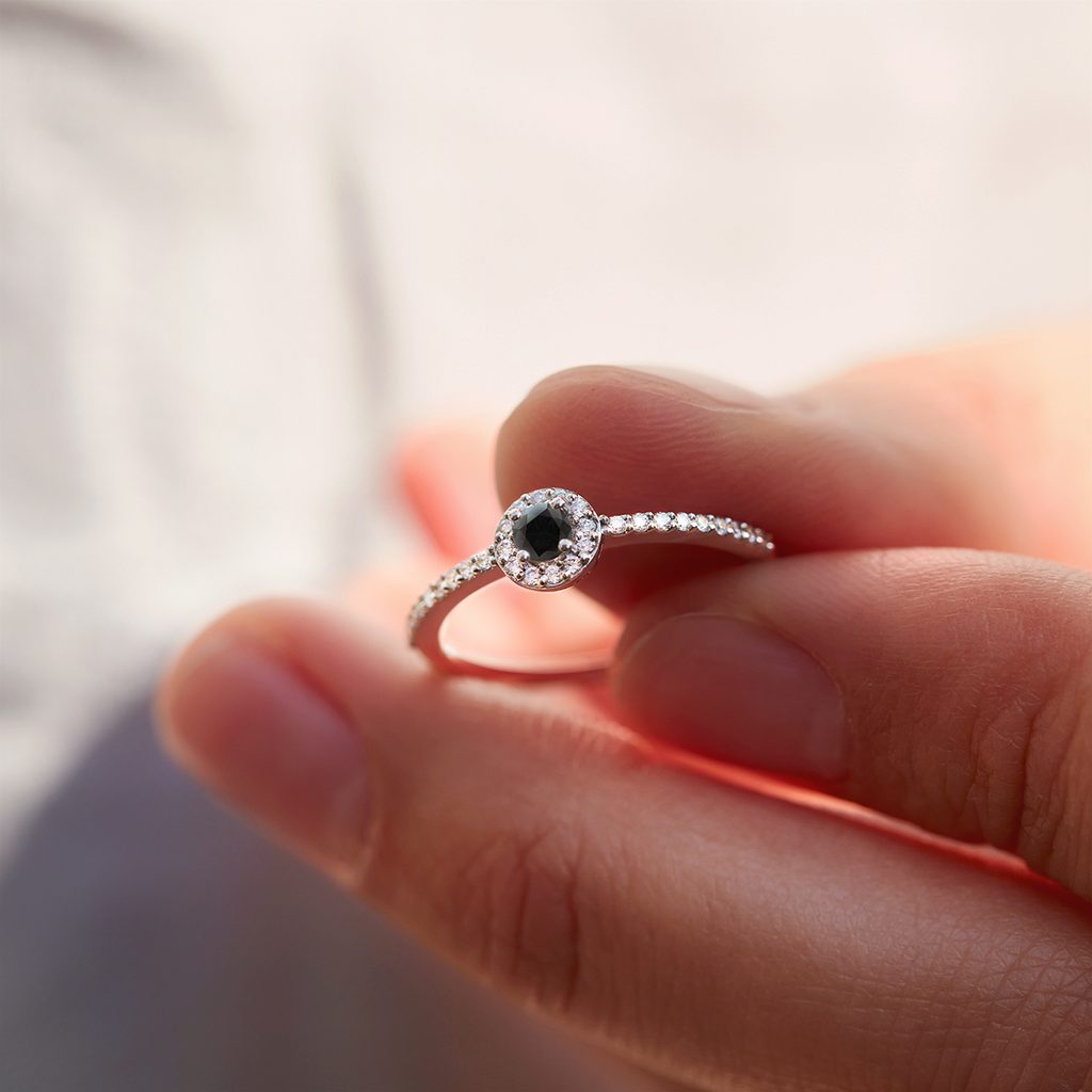 Zlatý zásnubní prsten s černým diamantem | KLENOTA