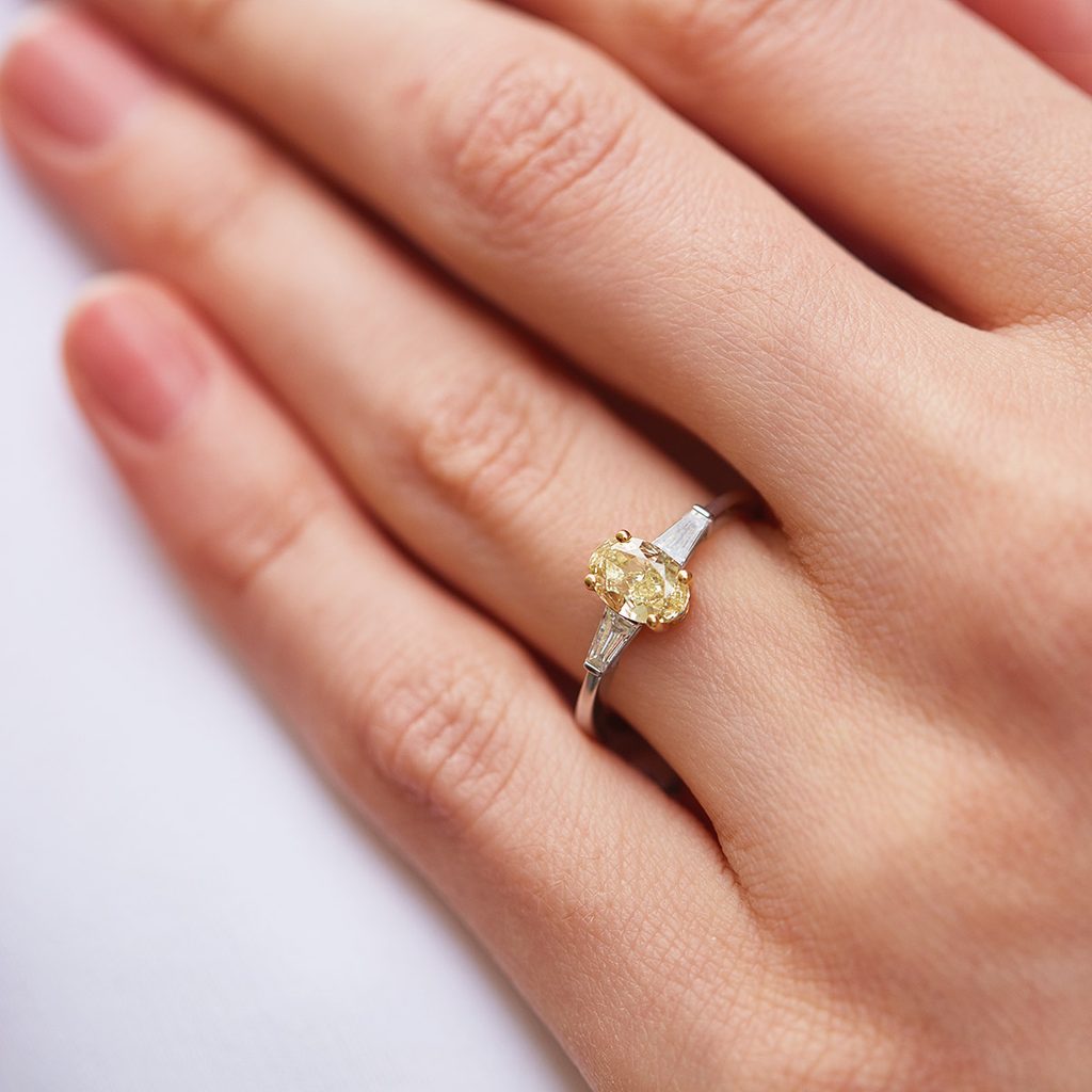 Yellow and white diamond ring in gold | KLENOTA