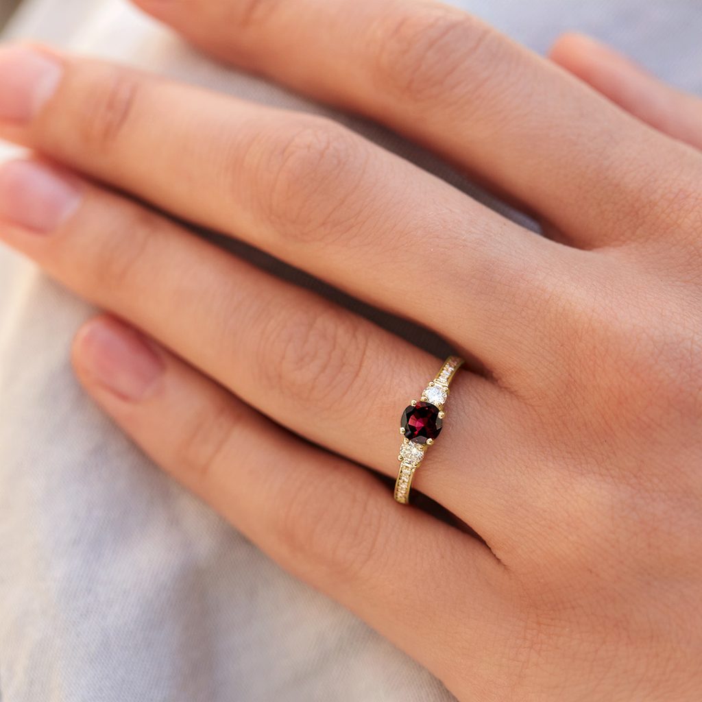 Zlatý prsten s granátem a bílými diamanty | KLENOTA