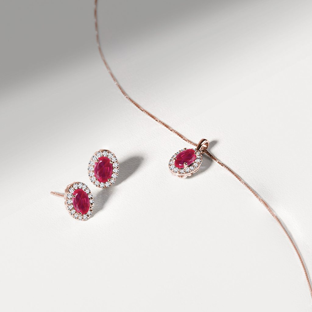 Pendant with ruby and diamonds in yellow gold | KLENOTA