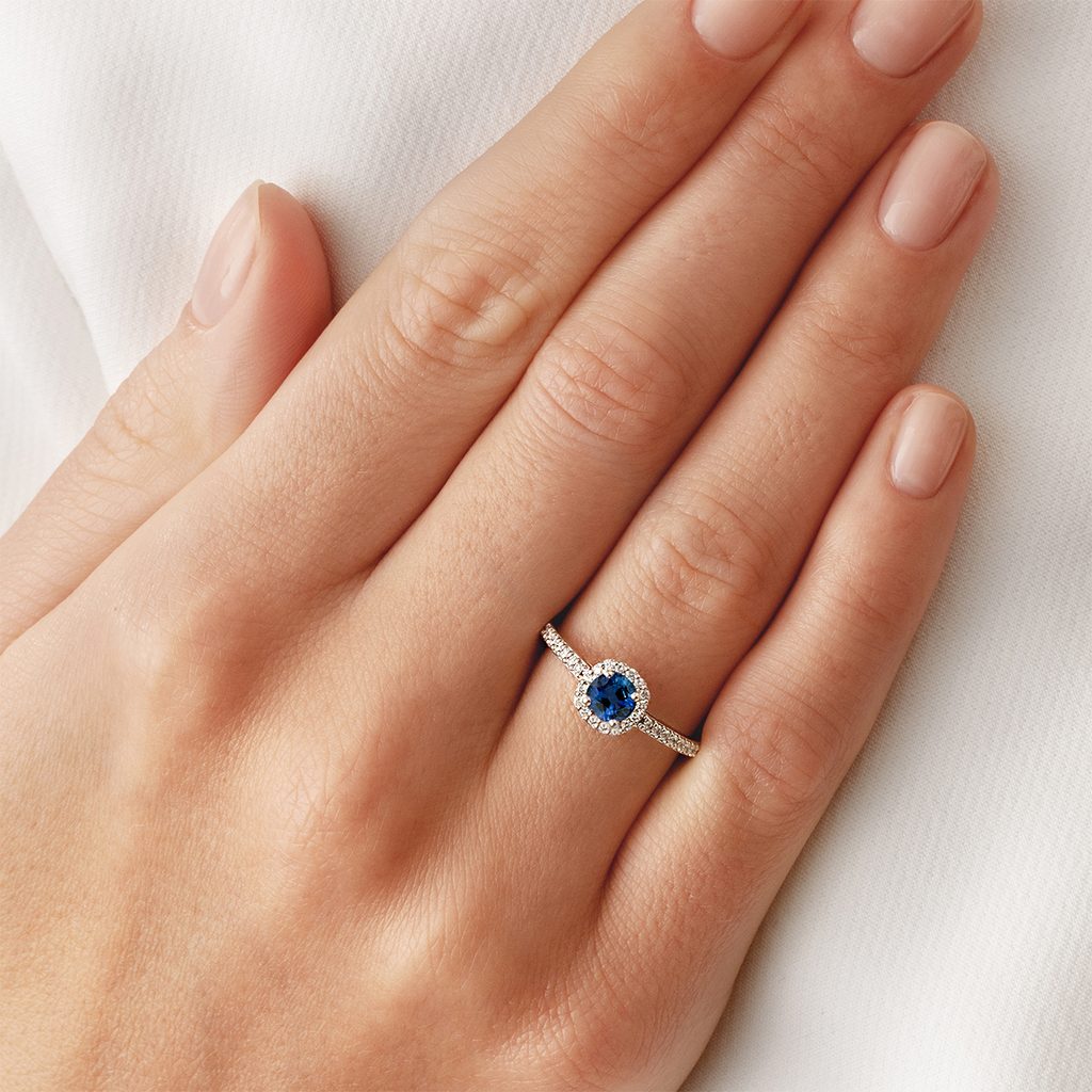 Zásnubní prsten se safírem a diamanty | KLENOTA