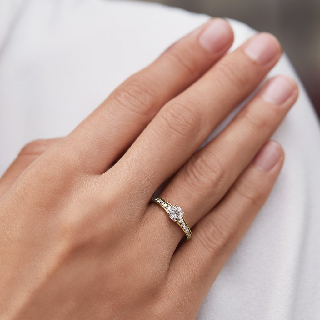 Diamond engagement ring in 14k yellow gold | KLENOTA