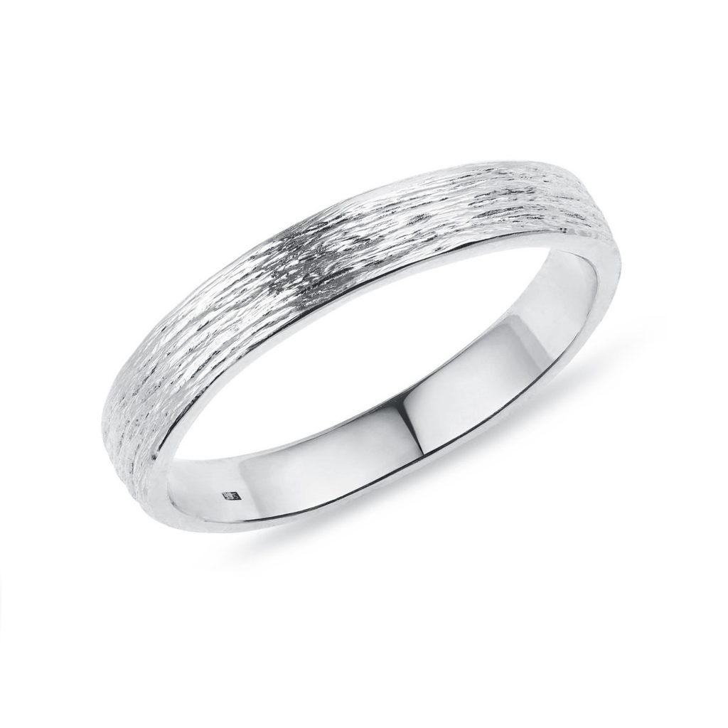 Dámský snubní prsten z bílého zlata s rytinou | KLENOTA