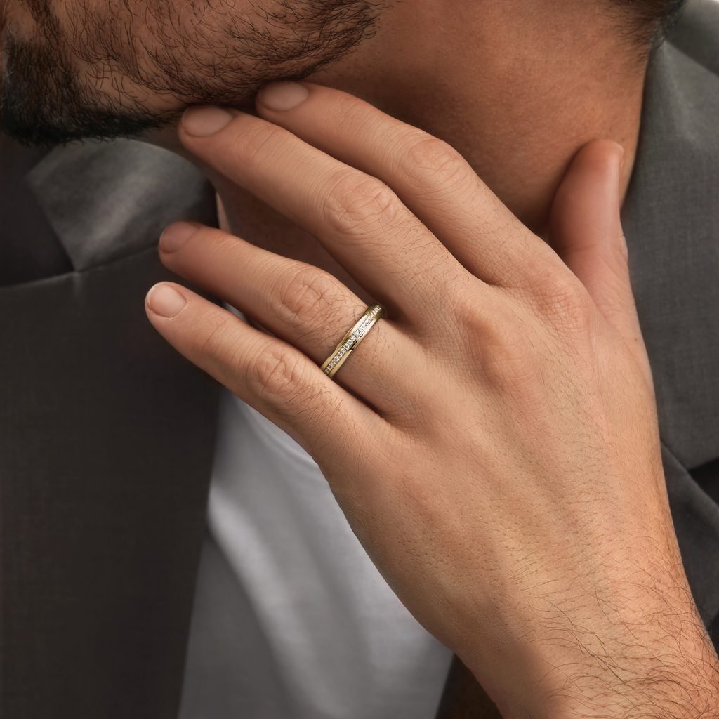 Men's diamond eternity ring in yellow gold | KLENOTA
