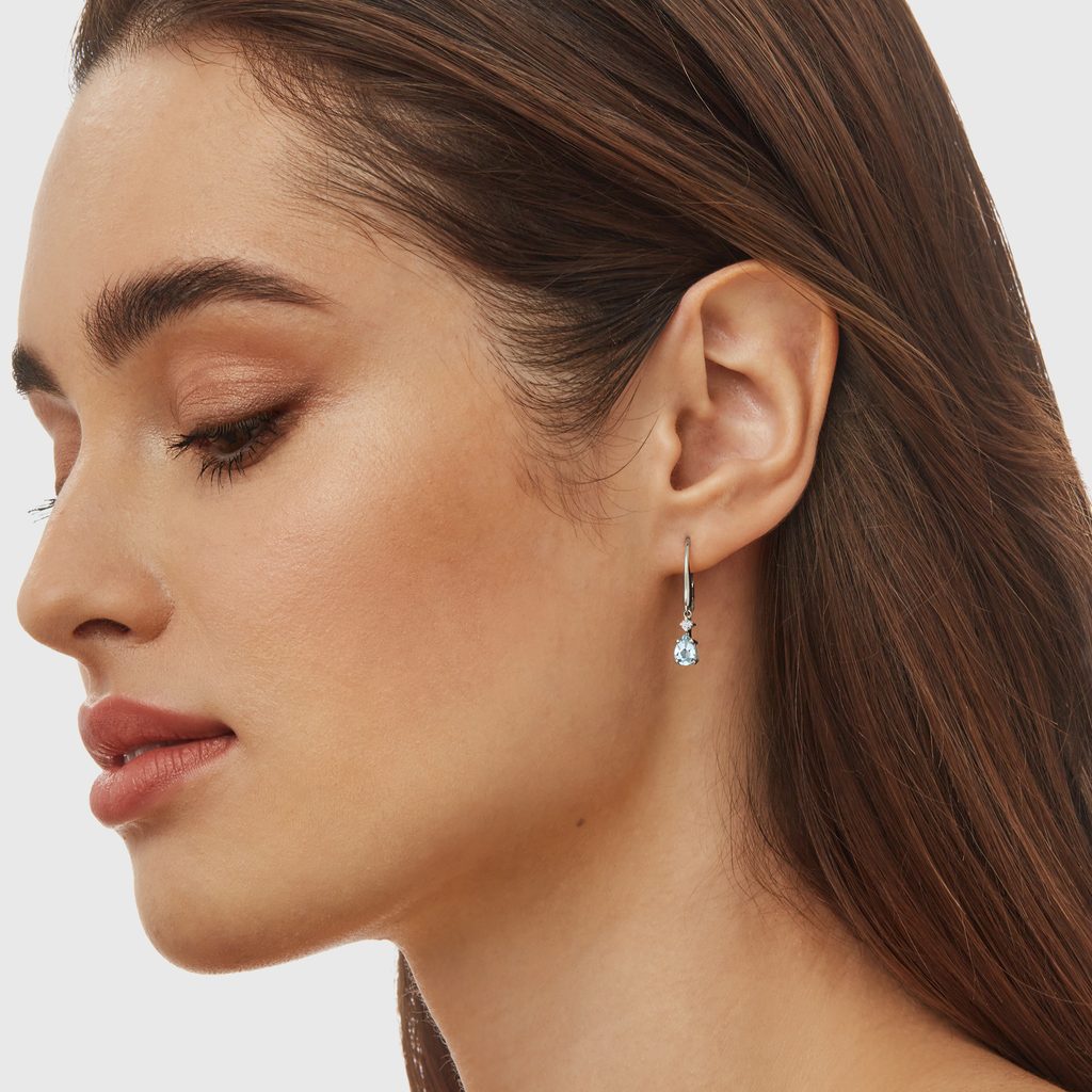 Boucles d'oreilles pendantes en or blanc avec aigues-marines | KLENOTA