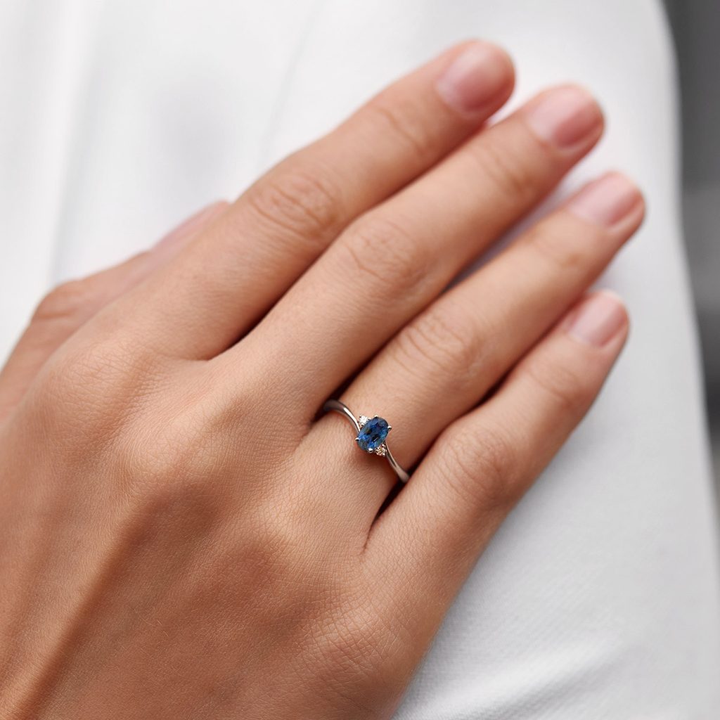 Sapphire ring with diamonds in gold | KLENOTA