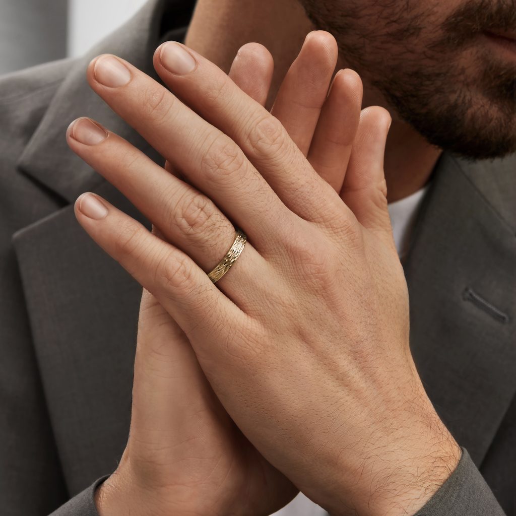 Men's engraved wedding ring in yellow gold | KLENOTA