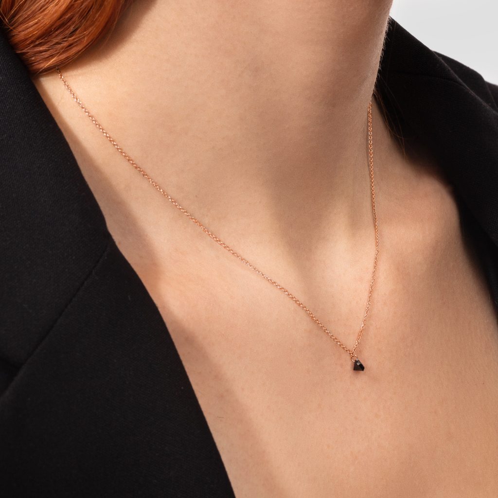 Zarte Halskette aus Roségold mit schwarzem Diamanten | KLENOTA