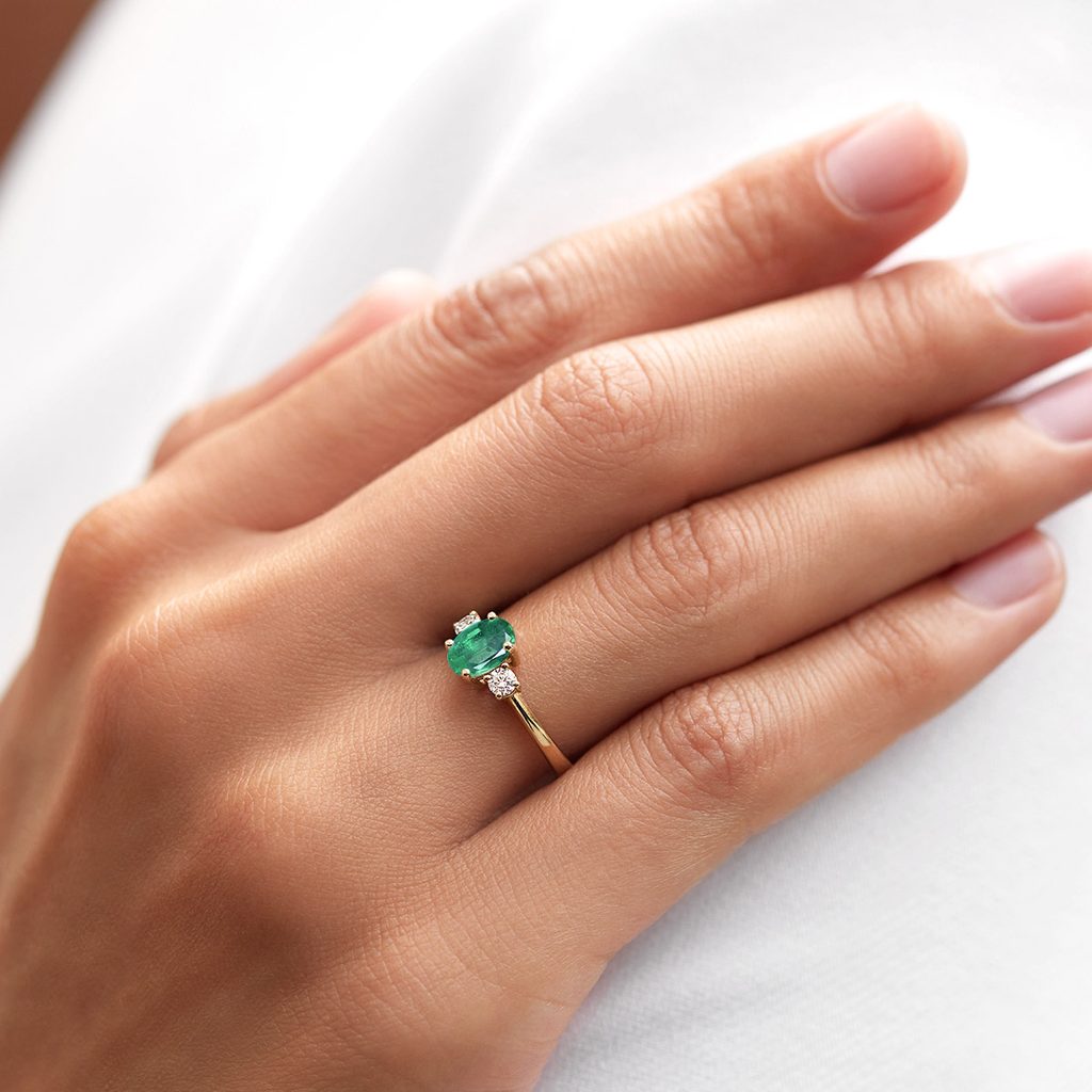 rammelaar schattig Ingang Emerald and diamond gold ring | KLENOTA