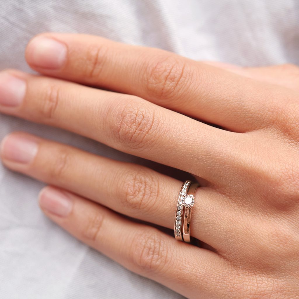 Jednoduchý prsteň z ružového zlata s briliantom | KLENOTA