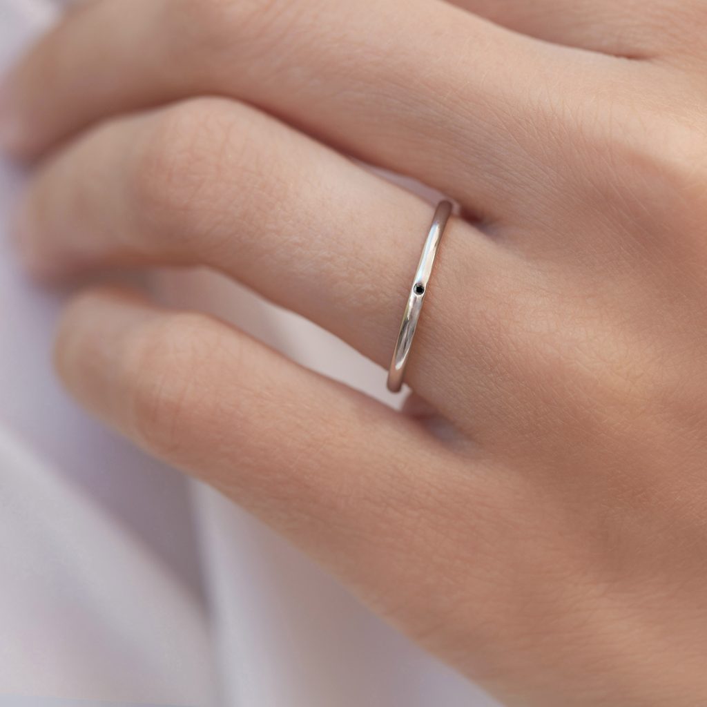 Prsten z bílého zlata s černým diamantem | KLENOTA