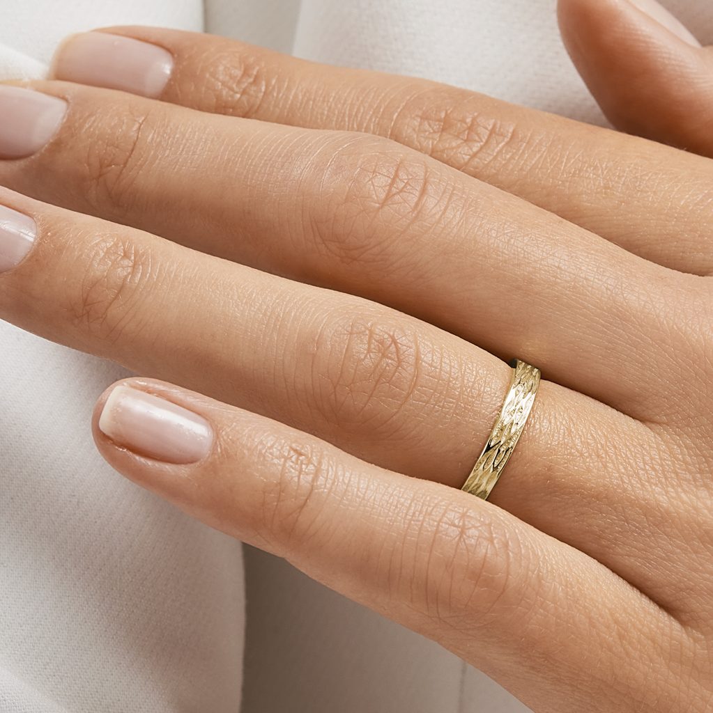 Engraved wedding ring in yellow gold | KLENOTA
