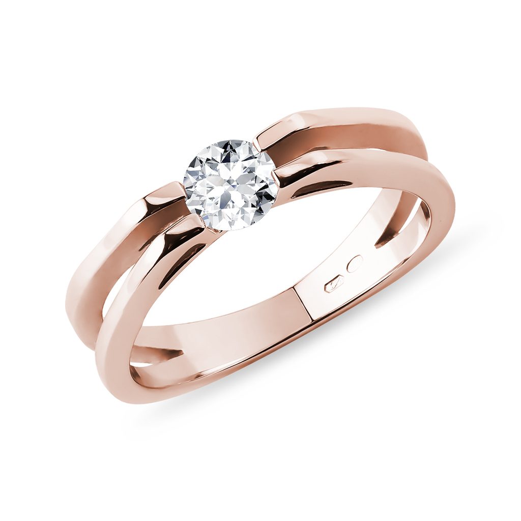 Výrazný prsten z růžového zlata s 0,35ct diamantem | KLENOTA