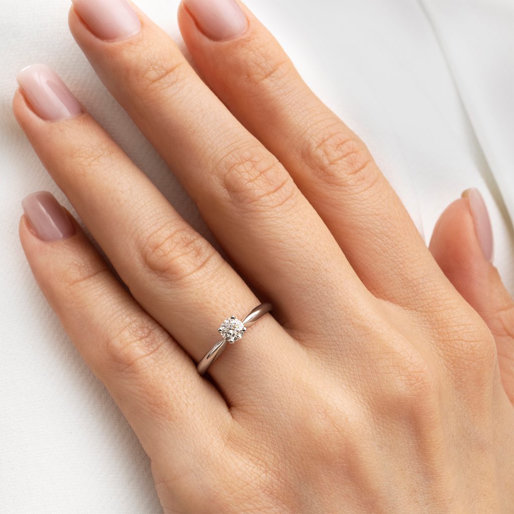 Weißgoldener Verlobungsring mit 0,35ct Diamant im Brillantschliff | KLENOTA
