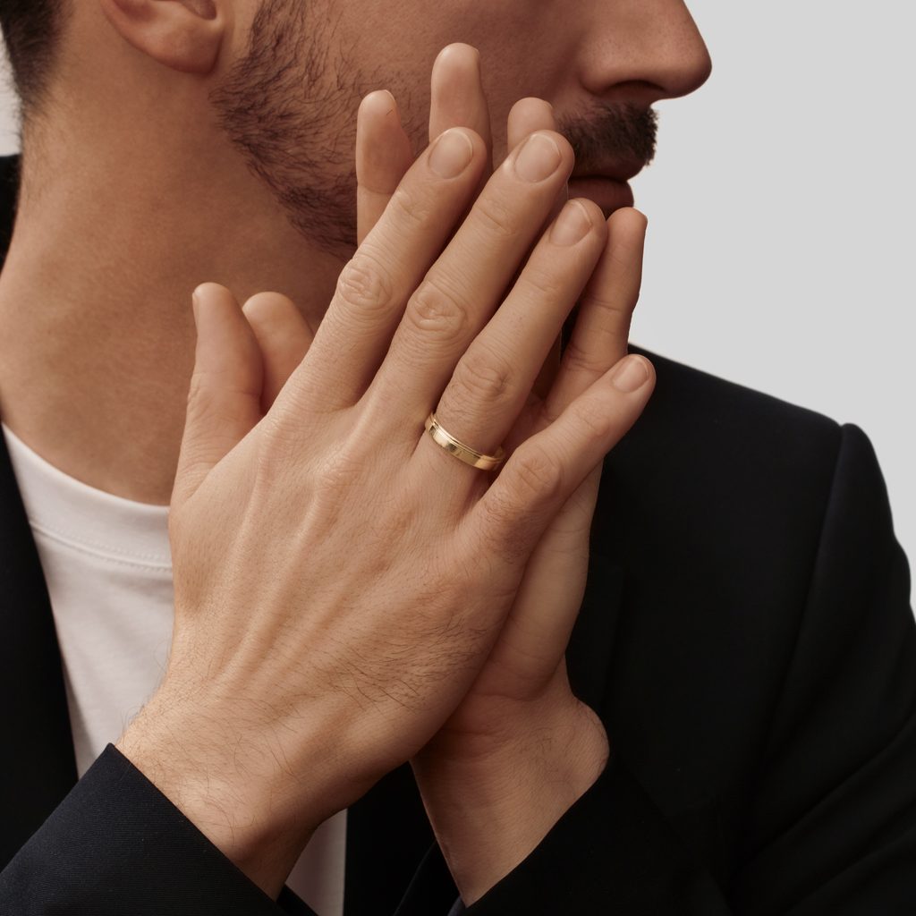 Pánský snubní prsten s drážkou ve žlutém zlatě | KLENOTA