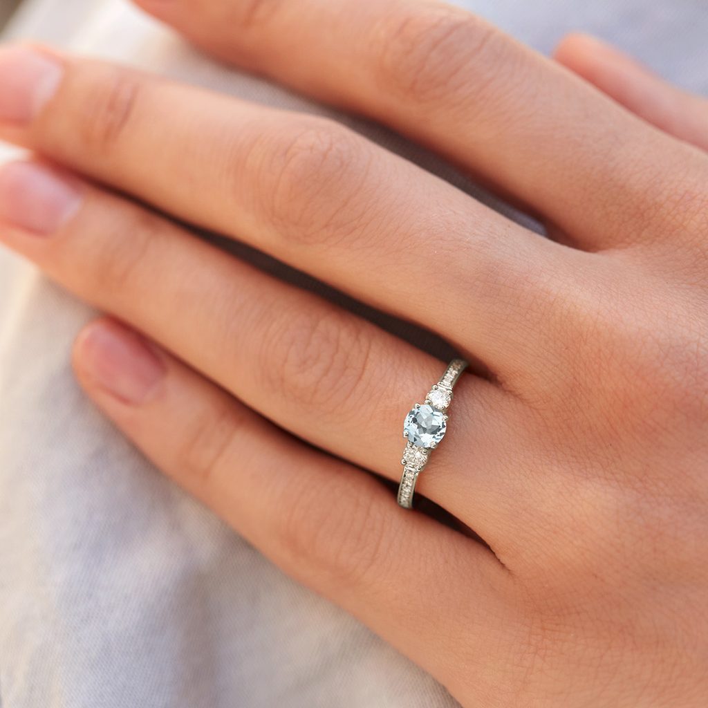 Zlatý prstýnek s akvamarínem a diamanty | KLENOTA