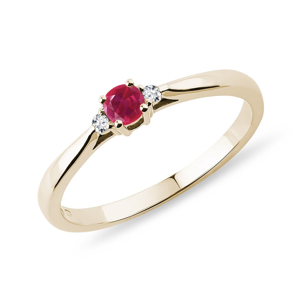 Zlatý zásnubní prsten s rubínem a diamanty | KLENOTA