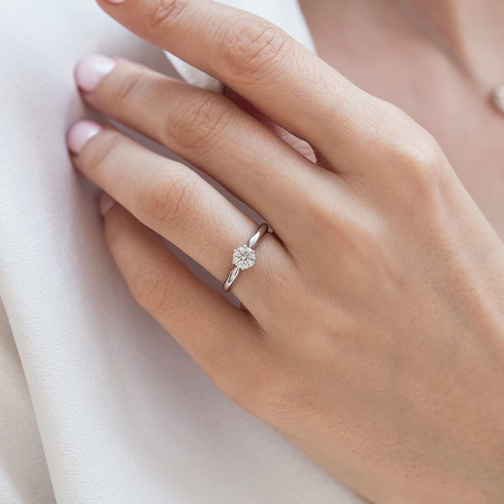 Klasický zásnubný prsteň z bieleho zlata s diamantom | KLENOTA