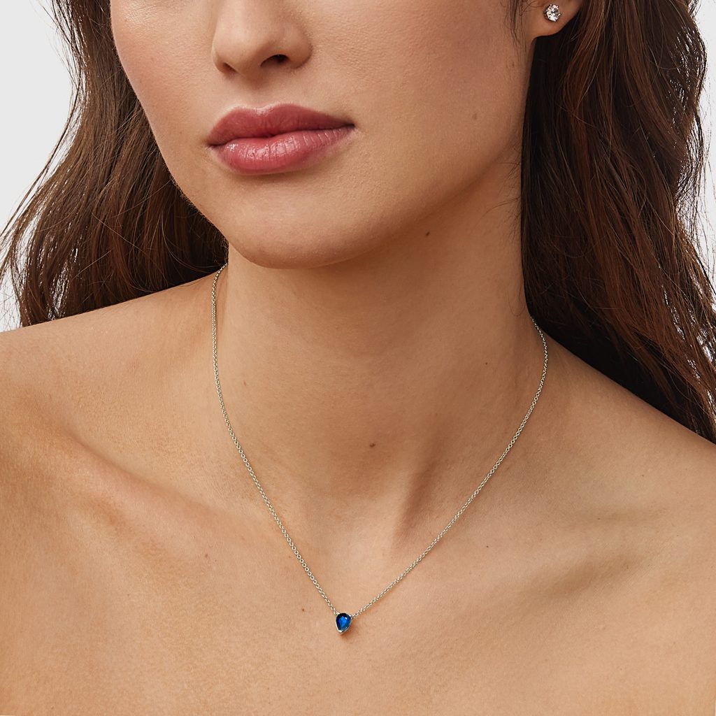 Weißgoldene Halskette mit blauem Saphir | KLENOTA